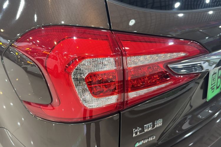 Used BYD Tang New Energy 2017 2.0T All-Wheel Drive Haoya Model 7 Seats Right Rear Taillight