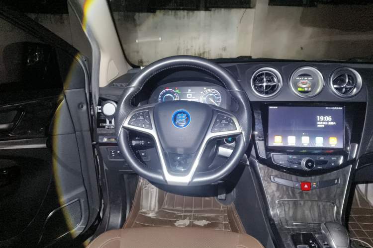 Used BYD Tang New Energy 2017 2.0T All-Wheel Drive Hyatt Model Steering Wheel