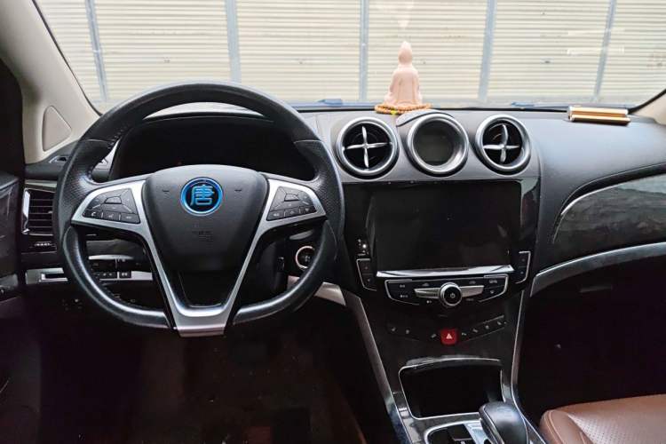 Used BYD Tang New Energy 2017 2.0T Tang 100 Center Console