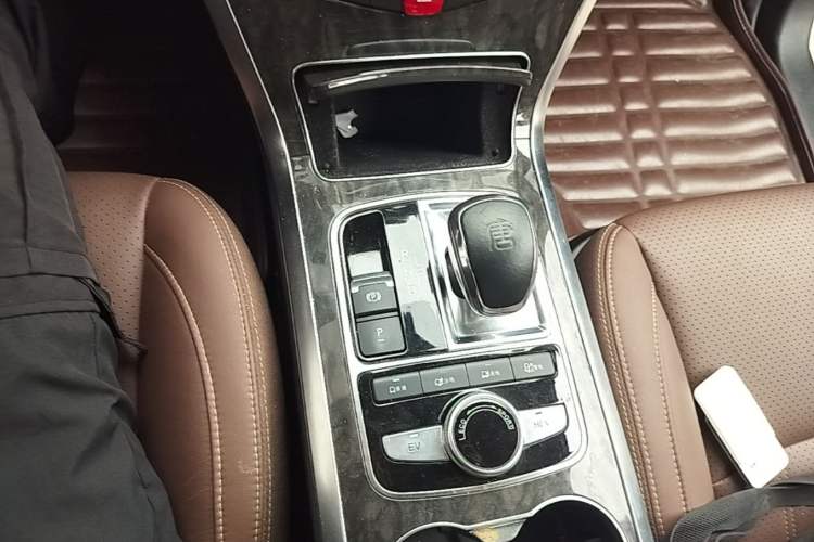 Used BYD Tang New Energy 2017 2.0T All-Wheel Drive Hyatt Model Gear Lever