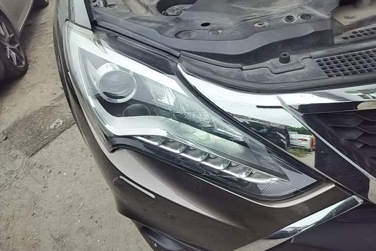 Used BYD Tang New Energy 2017 2.0T All-Wheel Drive Hyatt Model Right Front Headlight