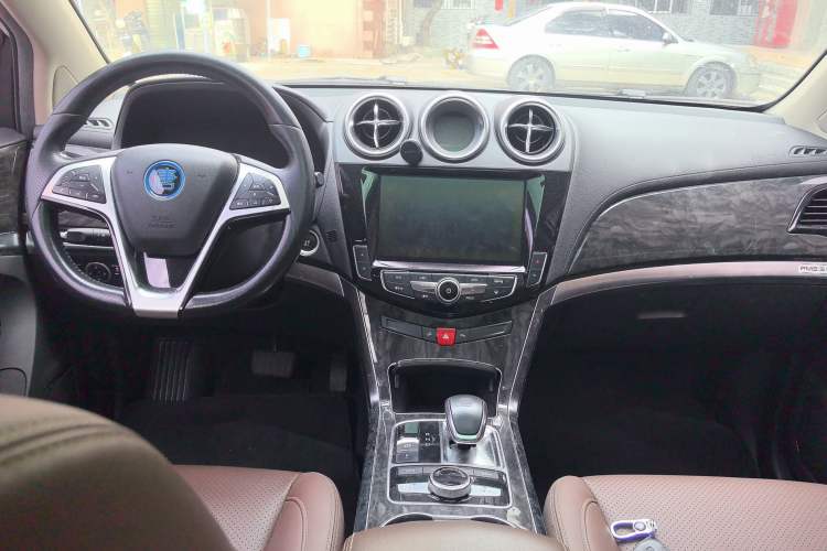 Used BYD Tang New Energy 2017 2.0T All-Wheel Drive Hyatt Model Center Console