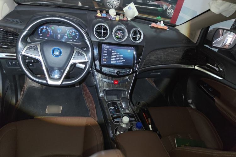 Used BYD Tang New Energy 2017 2.0T All-Wheel Drive Hyatt Model Center Console