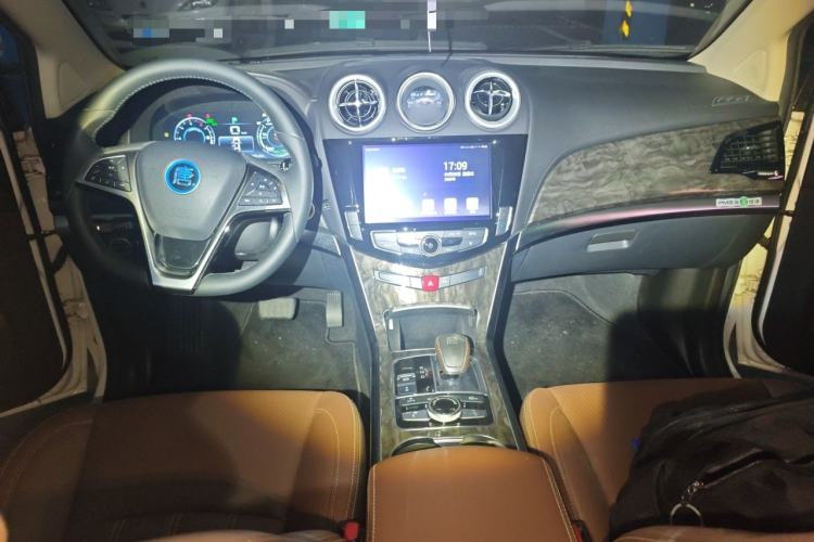 Used BYD Tang New Energy 2017 2.0T All-Wheel Drive Hyatt Model Center Console