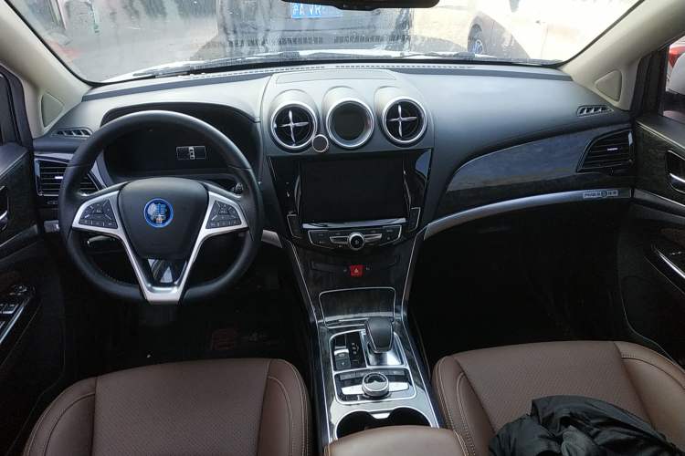 Used BYD Tang New Energy 2017 2.0T All-Wheel Drive Hyatt Model Center Console