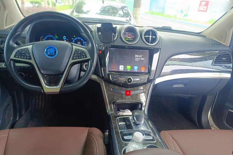Used BYD Tang New Energy 2017 2.0T All-Wheel Drive Hyatt Model Center Console