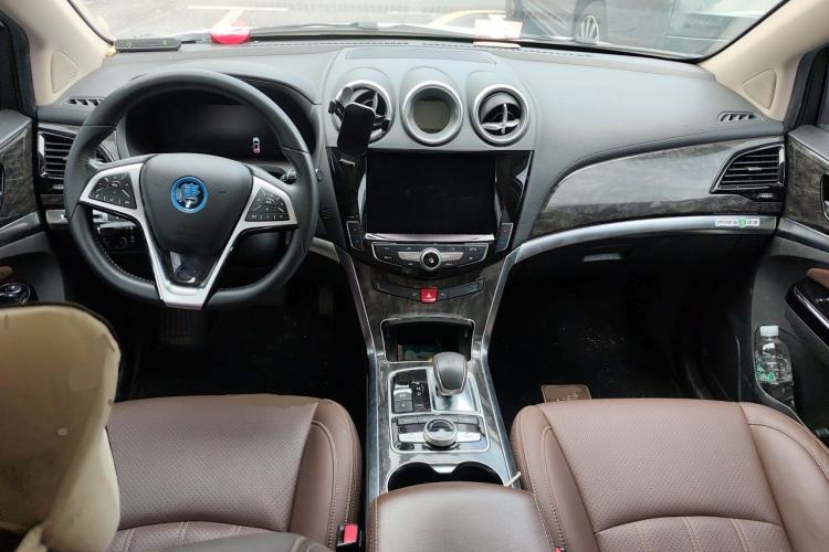 Used BYD Tang New Energy 2017 2.0T All-Wheel Drive Hyatt Model Center Console