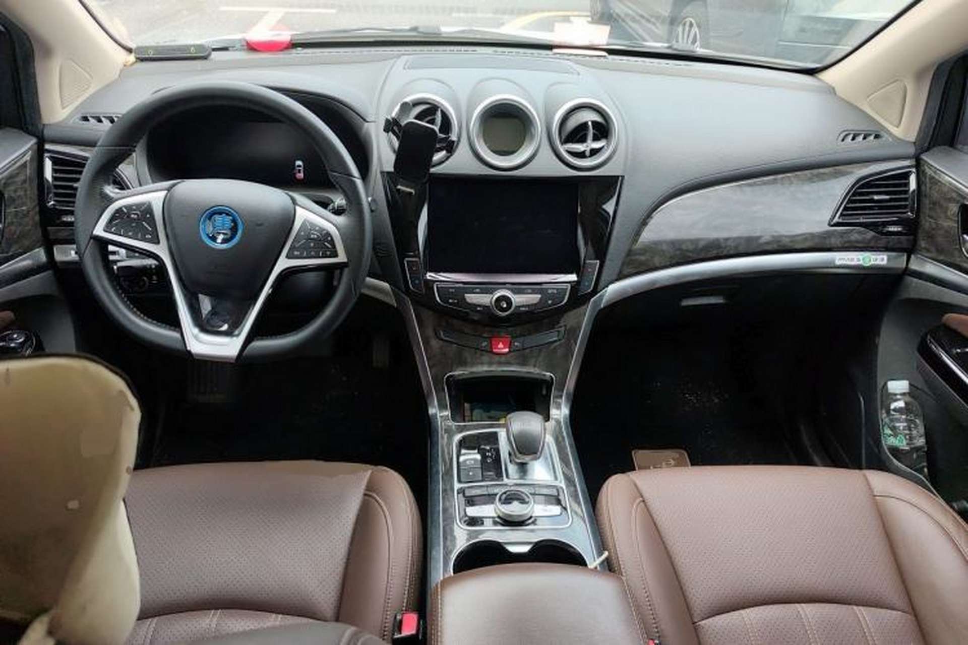 Used BYD Tang New Energy 2017 2.0T All-Wheel Drive Hyatt Model Center Console