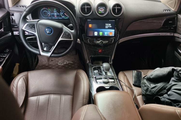 Used BYD Tang New Energy 2017 2.0T All-Wheel Drive Hyatt Model Center Console