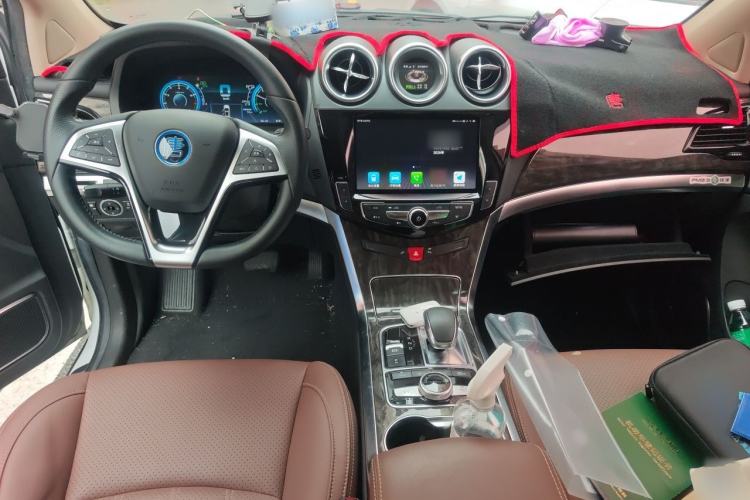 Used BYD Tang New Energy 2017 2.0T All-Wheel Drive Haoya Model 7 Seats Center Console