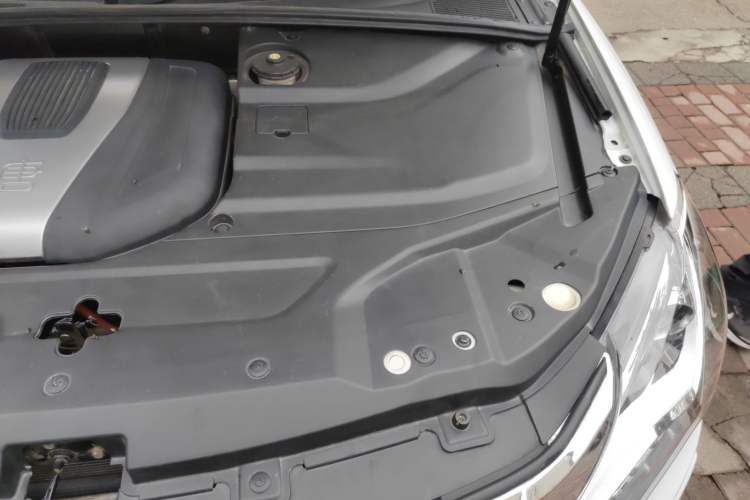 Used BYD Tang New Energy 2017 2.0T All-Wheel Drive Hyatt Model Engine Bay Left