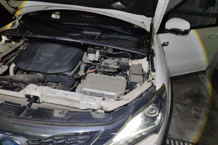 Used BYD Tang New Energy 2017 2.0T All-Wheel Drive Hyatt Model Engine Bay Left