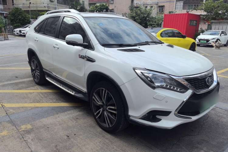 Used BYD Tang New Energy 2017 2.0T All-Wheel Drive Hyatt Model Front Right 45 Deg