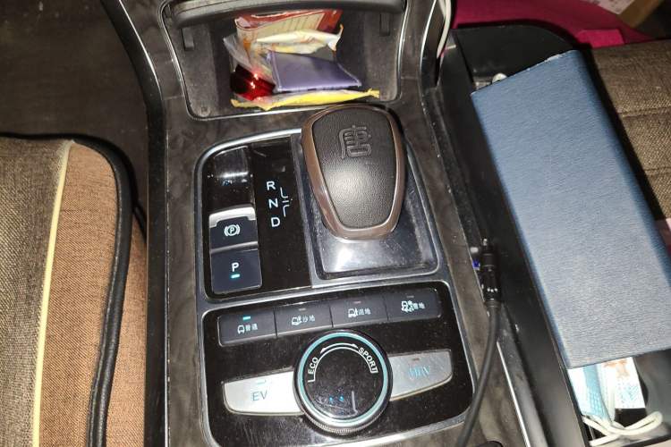 Used BYD Tang New Energy 2017 2.0T All-Wheel Drive Hyatt Model Gear Lever