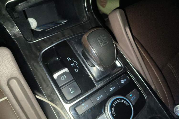 Used BYD Tang New Energy 2017 2.0T All-Wheel Drive Hyatt Model Gear Lever