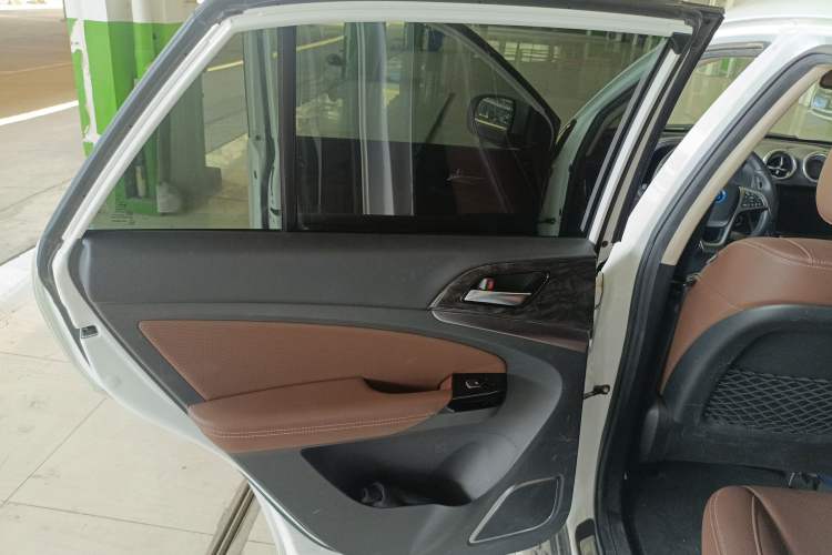 Used BYD Tang New Energy 2017 2.0T All-Wheel Drive Haoya Model 7 Seats Left Rear Door Interior