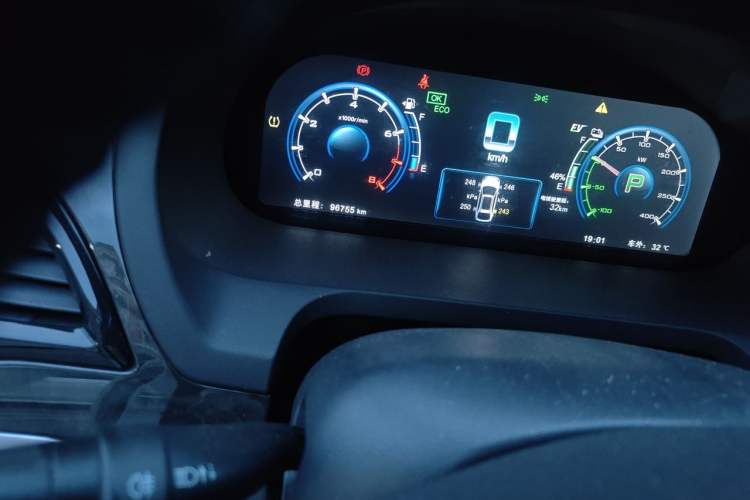 Used BYD Tang New Energy 2017 2.0T All-Wheel Drive Hyatt Model Odometer Close Up