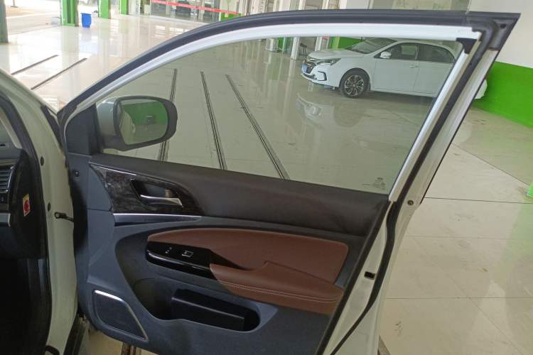 Used BYD Tang New Energy 2017 2.0T All-Wheel Drive Haoya Model 7 Seats Right Front Door Interior