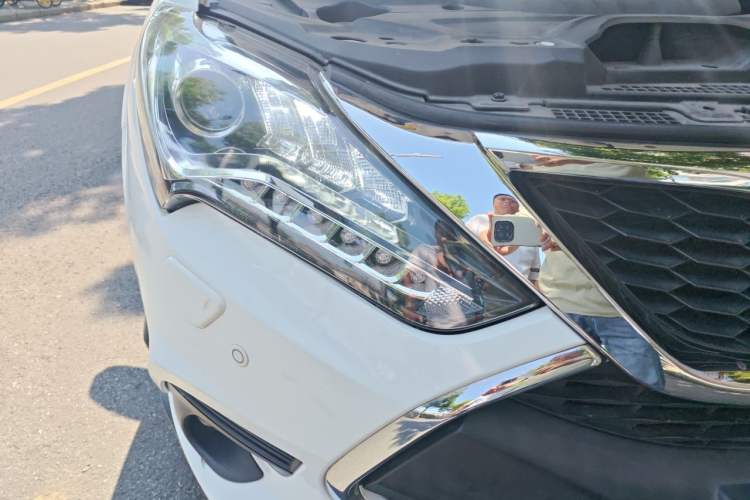 Used BYD Tang New Energy 2017 2.0T All-Wheel Drive Haoya Model 7 Seats Right Front Headlight