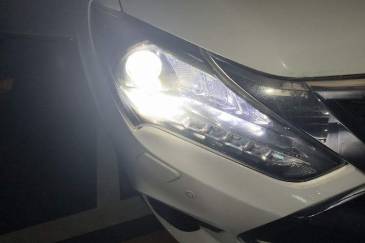 Used BYD Tang New Energy 2017 2.0T All-Wheel Drive Hyatt Model Right Front Headlight