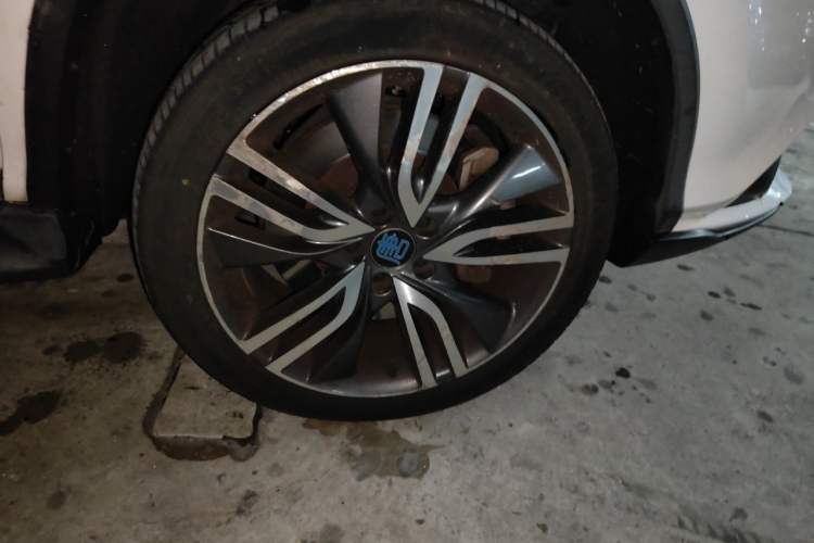 Used BYD Tang New Energy 2017 2.0T All-Wheel Drive Hyatt Model Right Front Wheel Hub
