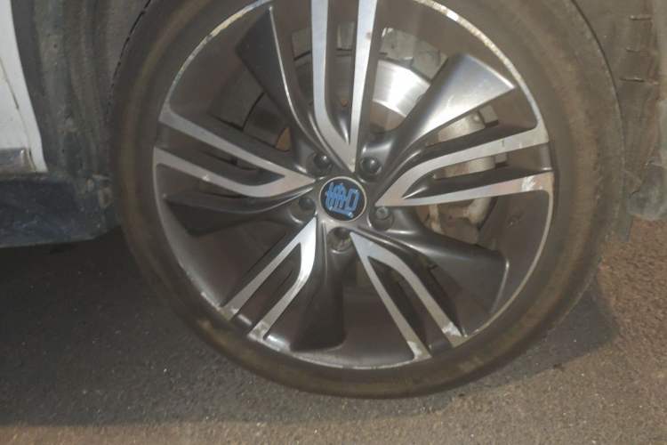 Used BYD Tang New Energy 2017 2.0T All-Wheel Drive Hyatt Model Right Front Wheel Hub