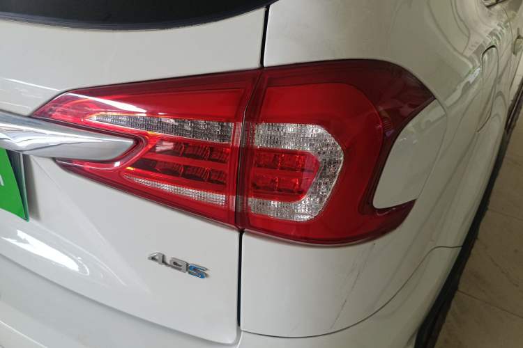 Used BYD Tang New Energy 2017 2.0T All-Wheel Drive Haoya Model 7 Seats Right Rear Taillight