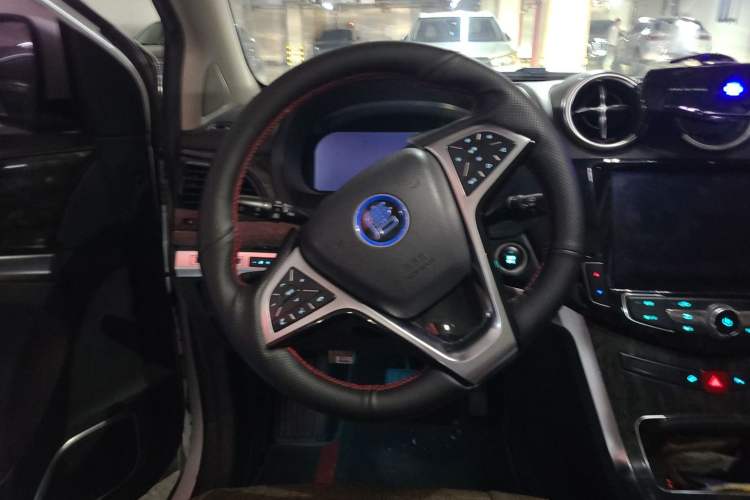 Used BYD Tang New Energy 2017 2.0T All-Wheel Drive Hyatt Model Steering Wheel