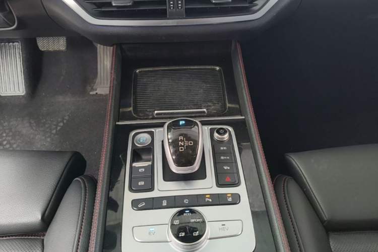 Used BYD Tang New Energy 2018 DM 2.0T All-Wheel Drive Smart Connect Elite 7-Seater China V Emission Standard Gear Lever