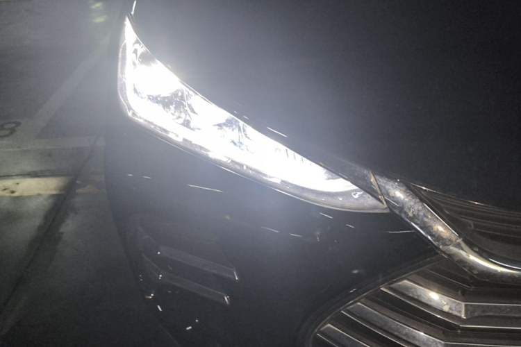 Used BYD Tang New Energy 2018 DM 2.0T All-Wheel Drive Smart Connectivity Luxury Model 7 Seats China V Emission Standard Right Front Headlight