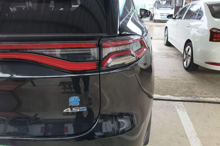 Used BYD Tang New Energy 2018 DM 2.0T All-Wheel Drive Smart Connect Elite 7-Seater China V Emission Standard Right Rear Taillight
