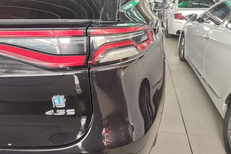 Used BYD Tang New Energy 2018 DM 2.0T All-Wheel Drive Smart Connect Elite 7-Seater China V Emission Standard Right Rear Taillight