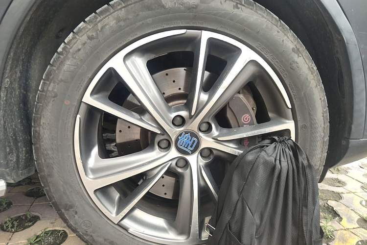 Used BYD Tang New Energy 2018 DM 2.0T All-Wheel Drive Smart Connectivity Luxury Model 7 Seats China V Emission Standard Right Front Wheel Hub