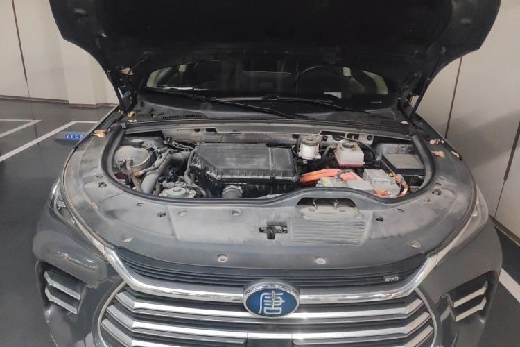 Used BYD Tang New Energy 2018 DM 2.0T All-Wheel Drive Smart Connectivity Luxury Model 7 Seats China V Emission Standard Engine Bay