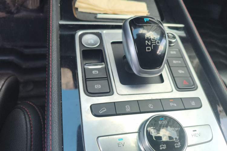 Used BYD Tang New Energy 2018 DM 2.0T All-Wheel Drive Smart Connect Genesis Edition 7 Seats China V Emission Standard Gear Lever