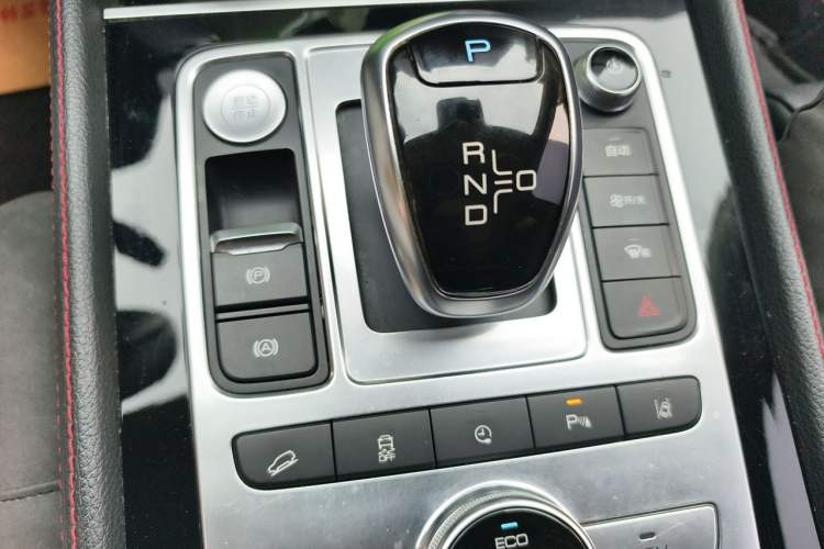 Used BYD Tang New Energy 2018 DM 2.0T All-Wheel Drive Smart Connect Elite 7-Seater China V Emission Standard Gear Lever
