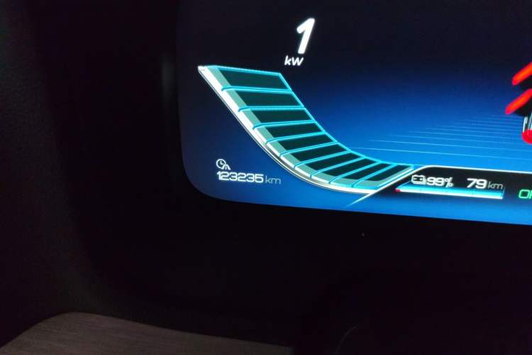Used BYD Tang New Energy 2018 DM 2.0T All-Wheel Drive Smart Connectivity Luxury Model 7 Seats China V Emission Standard Odometer Close Up