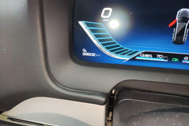 Used BYD Tang New Energy 2018 DM 2.0T All-Wheel Drive Smart Connectivity Luxury Model 7 Seats China V Emission Standard Odometer Close Up