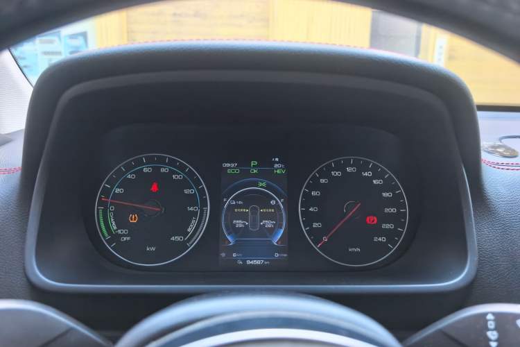 Used BYD Tang New Energy 2018 DM 2.0T All-Wheel Drive Smart Connect Advanced Model 7 Seats China V Emission Standard Odometer Close Up