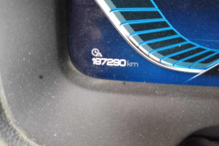 Used BYD Tang New Energy 2018 DM 2.0T All-Wheel Drive Smart Connectivity Luxury Model 7 Seats China V Emission Standard Odometer Close Up