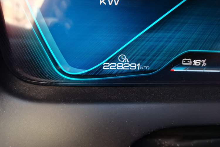 Used BYD Tang New Energy 2018 DM 2.0T All-Wheel Drive Smart Connectivity Luxury Model 7 Seats China V Emission Standard Odometer Close Up