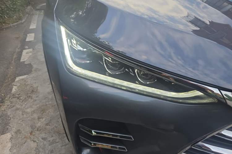 Used BYD Tang New Energy 2018 DM 2.0T All-Wheel Drive Smart Connect Elite 7-Seater China V Emission Standard Right Front Headlight