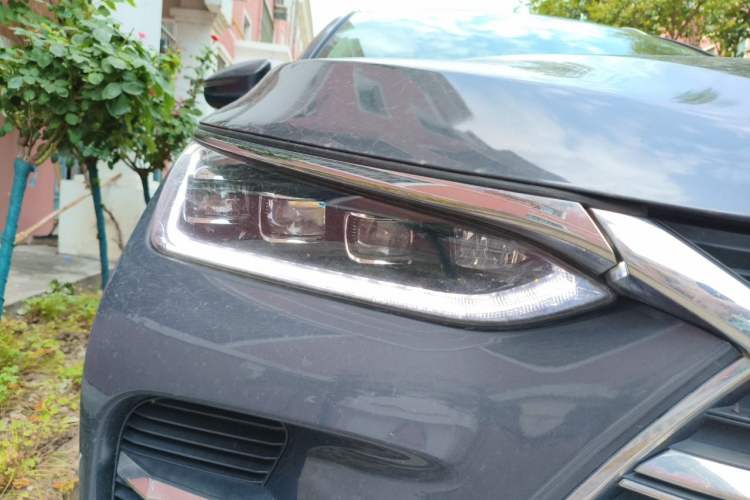 Used BYD Tang New Energy 2018 DM 2.0T All-Wheel Drive Smart Connectivity Luxury Model 7 Seats China V Emission Standard Right Front Headlight