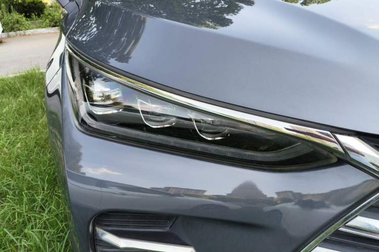Used BYD Tang New Energy 2018 DM 2.0T All-Wheel Drive Smart Connectivity Luxury Model 7 Seats China V Emission Standard Right Front Headlight
