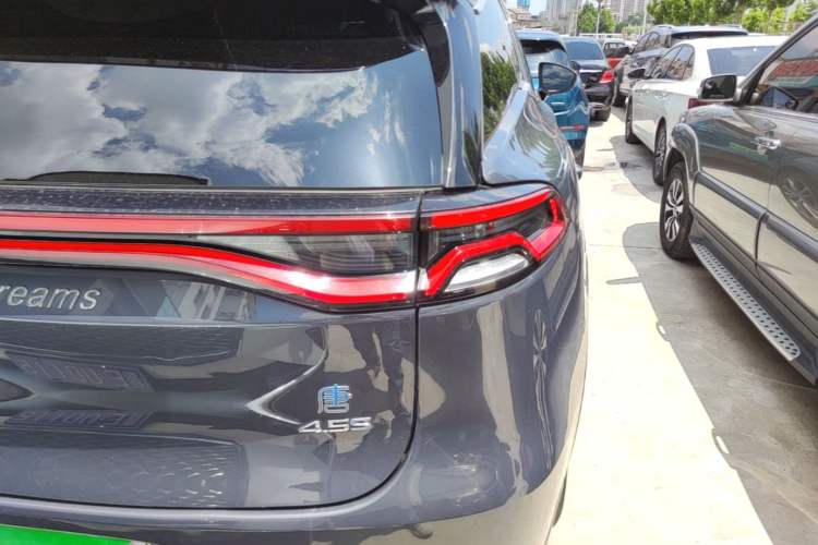 Used BYD Tang New Energy 2018 DM 2.0T All-Wheel Drive Smart Connectivity Luxury Model 7 Seats China V Emission Standard Right Rear Taillight