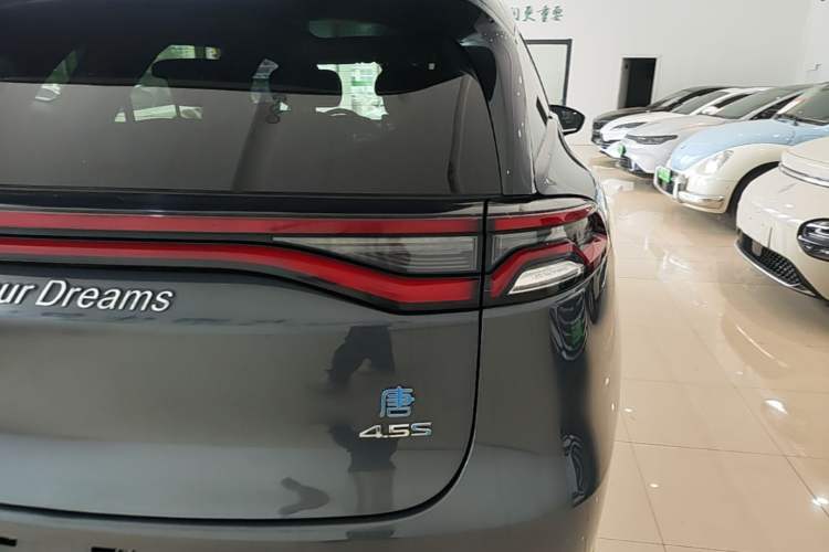 Used BYD Tang New Energy 2018 DM 2.0T All-Wheel Drive Smart Connectivity Luxury Model 7 Seats China V Emission Standard Right Rear Taillight