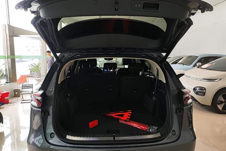 Used BYD Tang New Energy 2018 DM 2.0T All-Wheel Drive Smart Connectivity Luxury Model 7 Seats China V Emission Standard Trunk