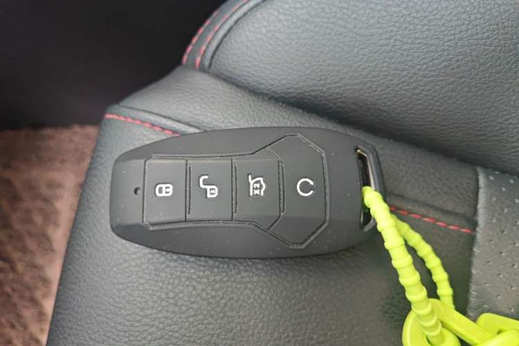 Used BYD Tang New Energy 2018 DM 2.0T All-Wheel Drive Smart Connectivity Luxury Model 7 Seats China V Emission Standard Vehicle Key