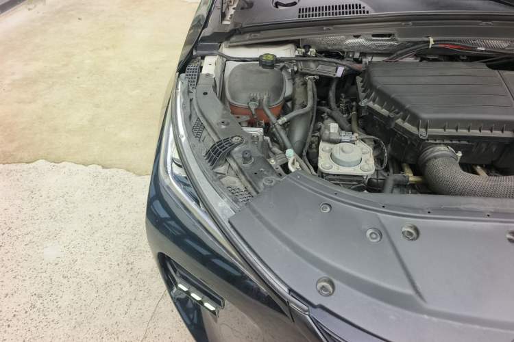 Used BYD Tang New Energy 2018 DM 2.0T All-Wheel Drive Smart Connectivity Luxury Model 7 Seats China V Emission Standard Engine Bay Right