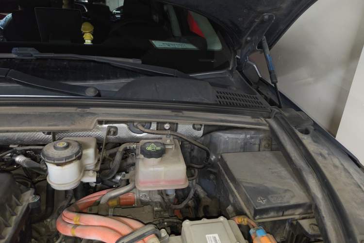 Used BYD Tang New Energy 2018 DM 2.0T All-Wheel Drive Smart Connectivity Luxury Model 7 Seats China V Emission Standard Engine Bay Left